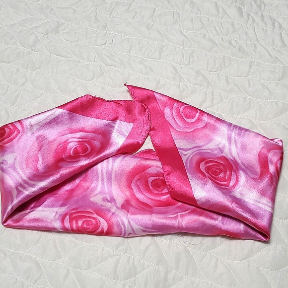 Cute rose scarf - Picture 3 of 3